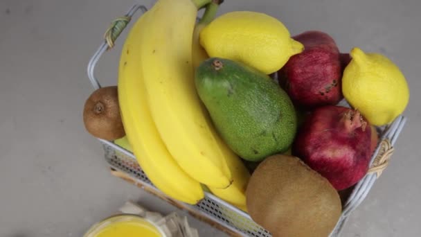 Vaso Jugo Bebidas Amarillas Refrescantes Verano Zumo Mango Fresco Zumo — Vídeos de Stock