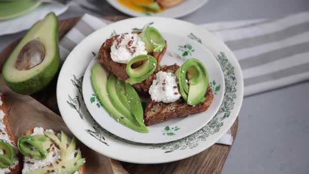 Snijd Gepocheerd Als Ontbijt Gebakken Brood Avocado Dooier Komt Van — Stockvideo