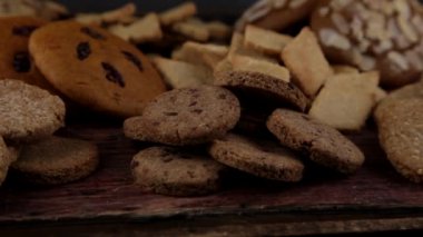 Farklı ev yapımı kurabiyeler. Kurabiye yakın plan. Lezzetli hamur işlerinin geçmişi. Hindistan cevizli kurabiye, mishdal, çikolata, kuru üzüm, yaban mersini. Yuvarlak, eşkenarlar, ayılar, çiçek şekilleri.