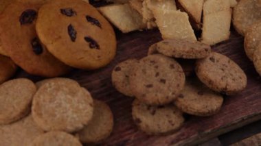 Farklı ev yapımı kurabiyeler. Kurabiye yakın plan. Lezzetli hamur işlerinin geçmişi. Hindistan cevizli kurabiye, mishdal, çikolata, kuru üzüm, yaban mersini. Yuvarlak, eşkenarlar, ayılar, çiçek şekilleri.