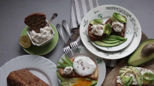 Cortar Huevo Escalfado Para Desayuno Pan Frito Aguacate Yema Proviene — Vídeos de Stock