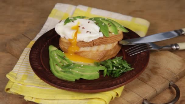 Snijd Gepocheerd Als Ontbijt Gebakken Brood Avocado Dooier Komt Van — Stockvideo