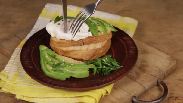 Cut Poached Egg Breakfast Fried Bread Avocado Yolk Comes Protein — Stock Video