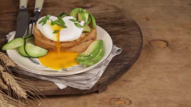 Pochiertes Zum Frühstück Schneiden Gebratenes Brot Und Avocado Das Eigelb — Stockvideo