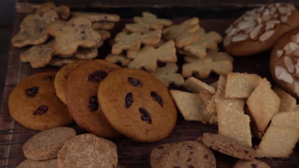 異なる自家製クッキーのセット クッキーの閉鎖 おいしいペストリーからの背景 ココナッツ ミスタル チョコレート レーズン リンゴンベリーとクッキー ラウンド 花の形 — ストック動画