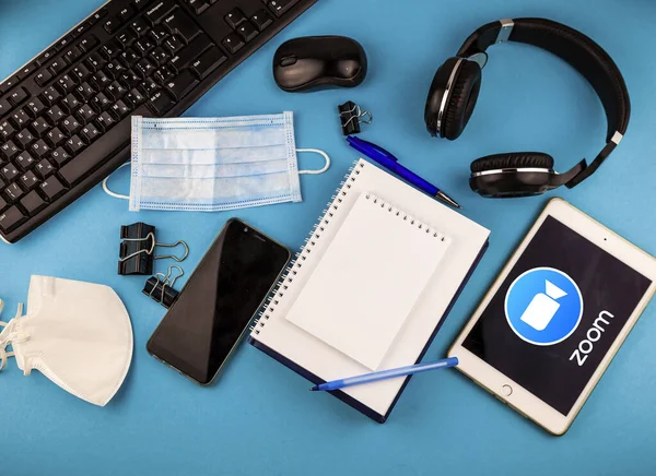 IPad ekranı, metin için yeri olan not defteri. Hayvanat bahçesi programında uzaktan konferans. Evden ofise. Çalışıyorum ve evden çalışıyorum. Kendi kendini eğitme. IPad ekranı, metin için yeri olan not defteri.