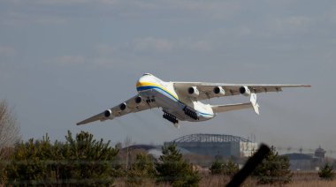 Ukrayna, Gostomel - 11 Nisan 2020: AN-225 Mriya uçağı havalanıyor. Uçak UR-82060. Dünyanın en büyük kargo uçağı rüya görüyor. Uçak iniyor. Antonov