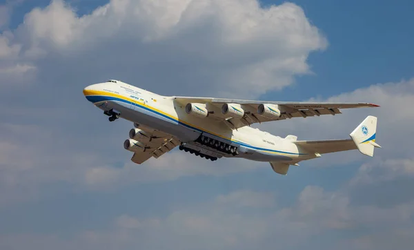 Ukrayna, Gostomel - 11 Nisan 2020: AN-225 Mriya uçağı havalanıyor. Uçak UR-82060. Dünyanın en büyük kargo uçağı rüya görüyor. Uçak iniyor. Antonov