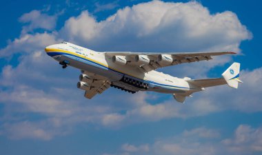 Gostomel, Ukrayna - 11 Nisan 2020: Antonov 225 AN-225 Mriya uçağı, havaalanından havalanan dünyanın en büyük uçağı. Gökyüzünde uçan en büyük uçak. Antonov Havayolları.