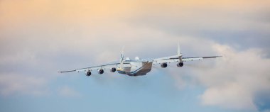 Gostomel, Ukrayna - 11 Nisan 2020: Antonov 225 AN-225 Mriya uçağı, havaalanından havalanan dünyanın en büyük uçağı. Gökyüzünde uçan en büyük uçak. Antonov Havayolları.
