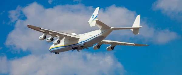 乌克兰Gostomel 2020年4月11日 世界上最大的飞机安托诺夫225 225 Mriya从机场起飞 最大的飞机在天空中飞行 安托诺夫航空公司 — 图库照片