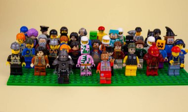 Ukrayna, Kyiv - 3 Nisan 2020: lego figürleri. Arkadaşların arkadaşlığı. Bir grup küçük adam. Mitingdeki kalabalık. Büyük bir karakter kümesi.