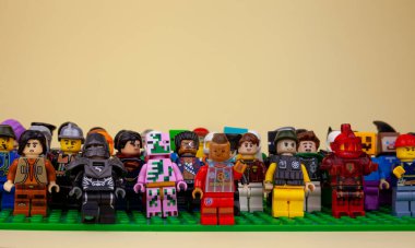 Ukrayna, Kyiv - 3 Nisan 2020: lego figürleri. Arkadaşların arkadaşlığı. Bir grup küçük adam. Mitingdeki kalabalık. Büyük bir karakter kümesi.