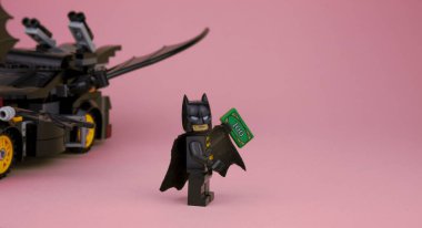 Ukrayna, Kyiv - 3 Nisan 2020: lego figürleri. Batman para taşıyor. Rüşvet vermek için, maaş al..