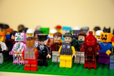 Ukrayna, Kyiv - 3 Nisan 2020: lego figürleri. Arkadaşların arkadaşlığı. Bir grup küçük adam. Mitingdeki kalabalık. Seçici odak.