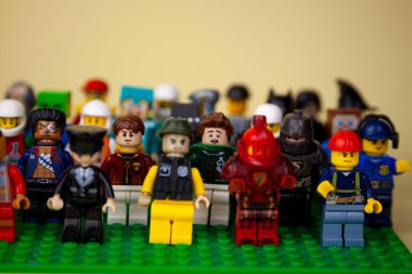 Ukrayna, Kyiv - 3 Nisan 2020: lego figürleri. Arkadaşların arkadaşlığı. Bir grup küçük adam. Mitingdeki kalabalık. Seçici odak.