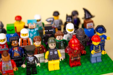 Ukrayna, Kyiv - 3 Nisan 2020: lego figürleri. Arkadaşların arkadaşlığı. Bir grup küçük adam. Mitingdeki kalabalık. Seçici odak.