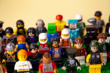 Ukrayna, Kyiv - 3 Nisan 2020: lego figürleri. Arkadaşların arkadaşlığı. Bir grup küçük adam. Mitingdeki kalabalık. Seçici odak.