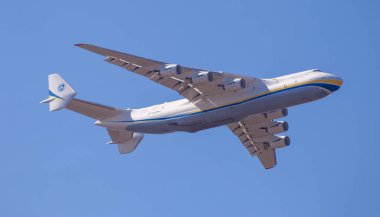 Ukrayna, Kyiv - 23 Nisan 2020: Ukrayna AN-225 Antonov kargo uçağı UR-82060, insani yardım malzemeleri taşıyor. Dünyanın en büyük uçağı.