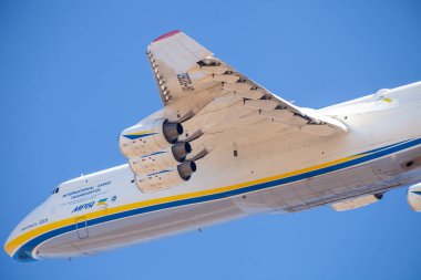 Ukrayna, Kyiv - 23 Nisan 2020: Ukrayna AN-225 Antonov kargo uçağı UR-82060, insani yardım malzemeleri taşıyor. Dünyanın en büyük uçağı.