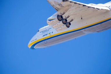 Ukrayna, Kyiv - 23 Nisan 2020: Ukrayna AN-225 Antonov kargo uçağı UR-82060, insani yardım malzemeleri taşıyor. Dünyanın en büyük uçağı.