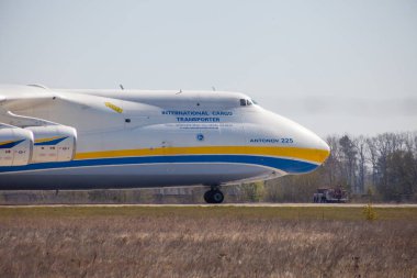 Ukrayna, Kyiv - 23 Nisan 2020: Ukrayna AN-225 Antonov kargo uçağı UR-82060, insani yardım malzemeleri taşıyor. Dünyanın en büyük uçağı.