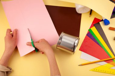 Adım 10. Geri dönüştürülmüş malzemelerden kırtasiye malzemesi nasıl savunulacağına dair adım adım talimatlar. Kendiniz yapın. Plastik bir şişe ve kutudan kalemler ve kalemler için bir bardak. Çocuklar için eğlenceli bir zanaat. ÇEVİR