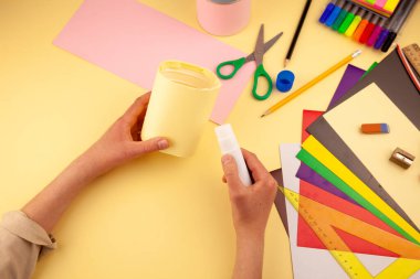 12. adım. Geri dönüştürülmüş malzemelerden kırtasiye malzemesi nasıl savunulacağına dair adım adım talimatlar. Kendiniz yapın. Plastik bir şişe ve kutudan kalemler ve kalemler için bir bardak. Çocuklar için eğlenceli bir zanaat. ÇEVİR