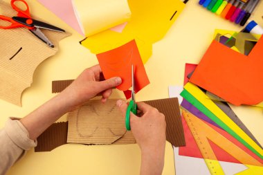 14. adım. Geri dönüştürülmüş malzemelerden kırtasiye malzemesi nasıl savunulacağına dair adım adım talimatlar. Kendiniz yapın. Plastik bir şişe ve kutudan kalemler ve kalemler için bir bardak. Çocuklar için eğlenceli bir zanaat. ÇEVİR