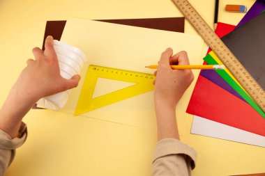 Altıncı adım. Geri dönüştürülmüş malzemelerden kırtasiye malzemesi nasıl savunulacağına dair adım adım talimatlar. Kendiniz yapın. Plastik bir şişe ve kutudan kalemler ve kalemler için bir bardak. Çocuklar için eğlenceli bir zanaat. ÇEVİR