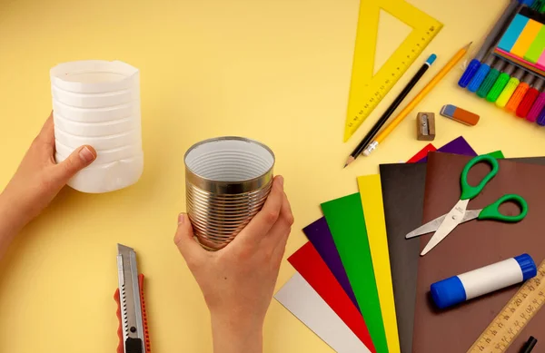 Dördüncü adım. Geri dönüştürülmüş malzemelerden kırtasiye malzemesi nasıl savunulacağına dair adım adım talimatlar. Kendiniz yapın. Plastik bir şişe ve kutudan kalemler ve kalemler için bir bardak. Çocuklar için eğlenceli bir zanaat. ÇEVİR