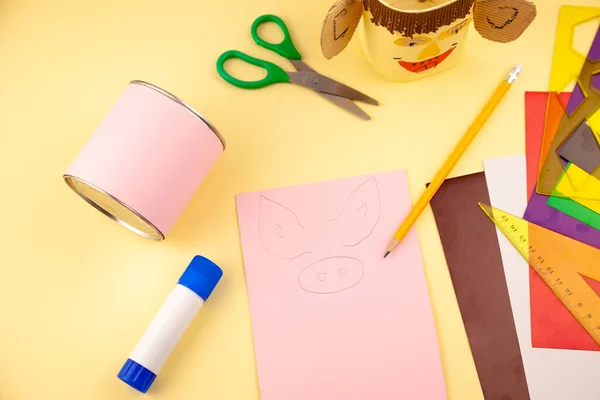 Step 23. Step-by-step instructions on how to make a stand for stationery from recycled materials. Do it yourself. A glass for pencils and pens from a plastic bottle and a can. A fun craft for kids. DIY