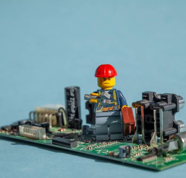 Bilgisayar tamircileri. İşçiler ve mühendisler. Tamirciler ve zanaatkarlar. Bilgisayar tamiri, güncelleme ve lego adamla destek. Hizmet merkezi teşhisleri.