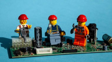 Bilgisayar tamircileri. İşçiler ve mühendisler. Tamirciler ve zanaatkarlar. Bilgisayar tamiri, güncelleme ve lego adamla destek. Hizmet merkezi teşhisleri.