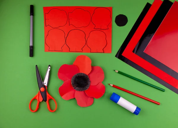 9. adım. Adım adım talimatlar. Renkli kağıttan kırmızı haşhaş nasıl yapılır? Zafer Günü için yaratıcı el sanatları. Ukrayna 'daki savaş kurbanlarının anma günü. Kağıt çiçek. Kendin yap..