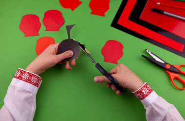 Beşinci adım. Adım adım talimatlar. Renkli kağıttan kırmızı haşhaş nasıl yapılır? Zafer Günü için yaratıcı el sanatları. Ukrayna 'daki savaş kurbanlarının anma günü. Kağıt çiçek. Kendin yap..