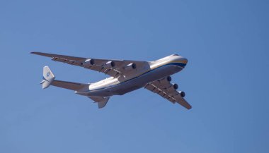 Ukrayna, Kyiv - 23 Nisan 2020: Ukrayna kargo uçağı Antonov AN-225 Mriya Flies in the sky. Dünyanın en büyük uçağı. Dünyanın en büyük uçağı. UR-82060. Gostomel. Uluslararası taşıyıcı.