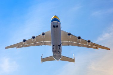 Kyiv, Ukrayna - 10 Mayıs 2020: Antonov AN-225 Mriya uçağı Gostomel havaalanına uçtu. Dünyanın en büyük uçağı. UR-82060 en büyük uçak gökyüzünde uçuyor. Hava kargosu. Kalkış..