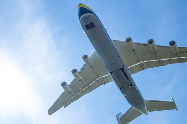 ウクライナのキエフ 2020年5月10日 アントノフAn 225ミリヤ機が空港のゴストメルで飛行する 世界最大の飛行機だ 82060空を飛ぶ最大の航空機 航空貨物だ 離陸だ — ストック写真