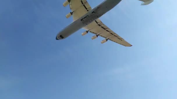 キエフ ウクライナ 2020年5月10日 ウクライナの飛行機アントノフAn 225ミリアは ゴストメル空港で飛ぶ 世界最大の飛行機だ 82060空を飛ぶ最大の航空機 航空貨物だ 離陸だ — ストック動画