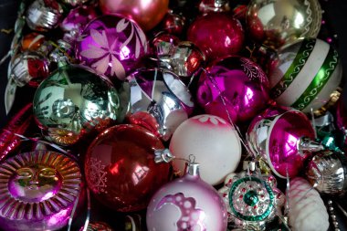 Noel arkaplanı için Noel baloları. Noel ağacını süslemek için eski bir balo. Cam yeni yıl süslemeleri. Kış tatili.