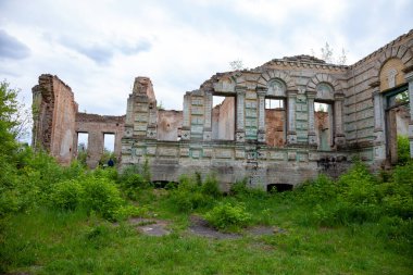 Nemeshaevo kasabası ve Ukrayna 'nın Kyiv bölgesindeki Mirotskoye köyü sınırındaki Saray von der Osten Saken harabeleri. Terk edilmiş eski malikane. Bir tuğla evin kalıntıları..
