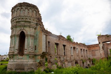 Nemeshaevo kasabası ve Ukrayna 'nın Kyiv bölgesindeki Mirotskoye köyü sınırındaki Saray von der Osten Saken harabeleri. Terk edilmiş eski malikane. Bir tuğla evin kalıntıları..