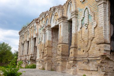 Nemeshaevo kasabası ve Ukrayna 'nın Kyiv bölgesindeki Mirotskoye köyü sınırındaki Saray von der Osten Saken harabeleri. Terk edilmiş eski malikane. Bir tuğla evin kalıntıları..