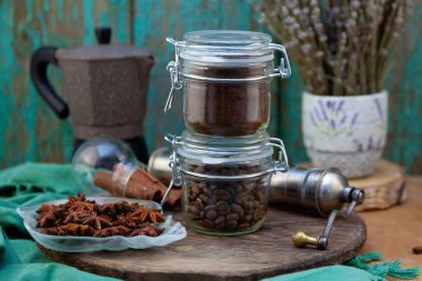 Kahve ve fasulye. Tahta bir masada kahvaltı. Bardak, cam kavanoz, kahve demliği. Bir içkiyle sakin bir hayat.