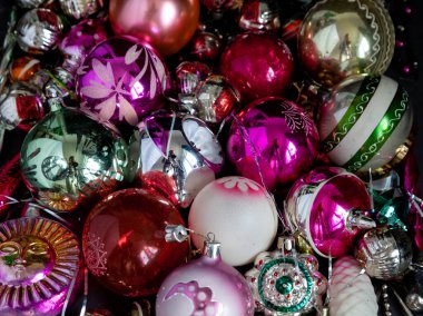 Noel arkaplanı için Noel baloları. Noel ağacını süslemek için eski bir balo. Cam Yeni Yıl dekorasyonları.