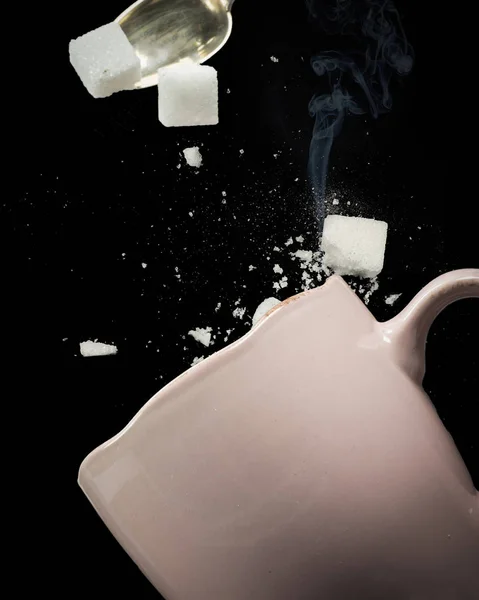 Sugar cubes misses the cup — Stock Photo, Image