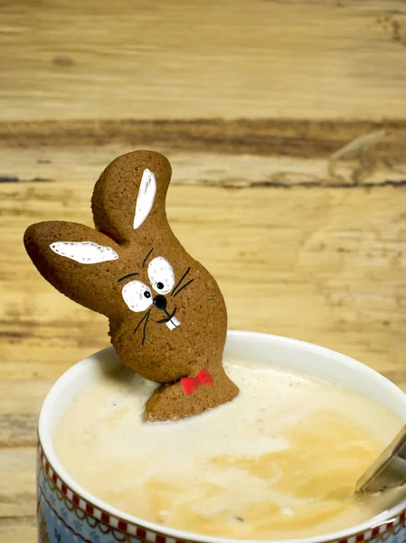 复活节兔子在咖啡杯里 — 图库照片