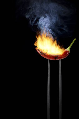 Biber çatal üzerinde yanan