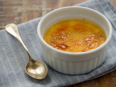 Sıcak ve taze krem brulee